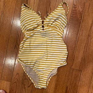 Pea in the pod maternity in size small